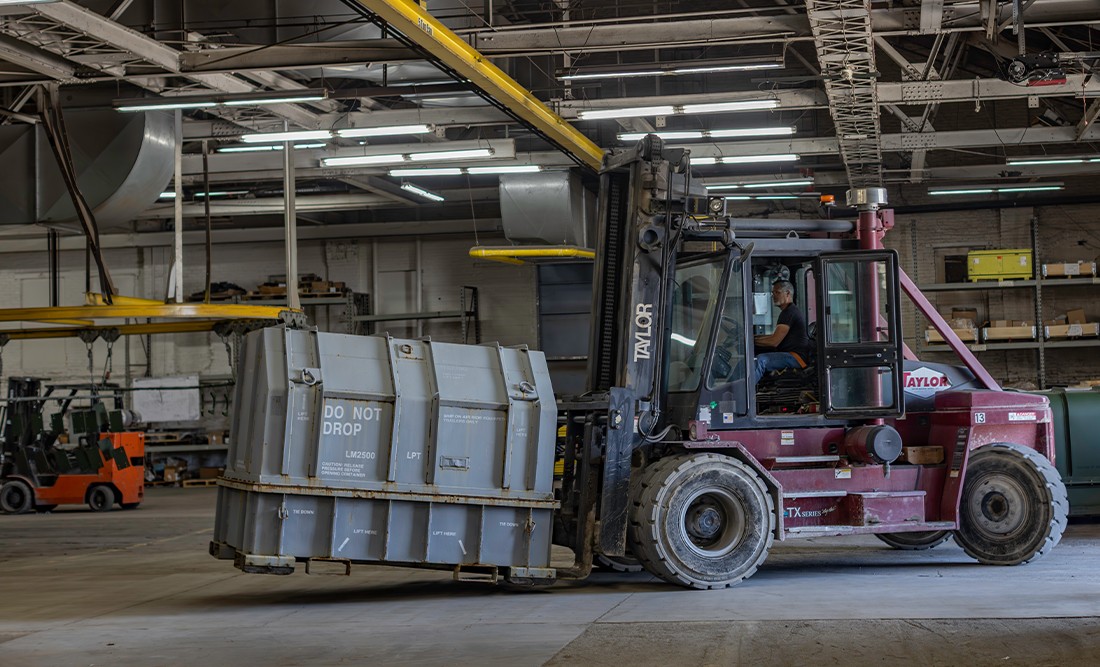 Man transporting LM2500 Container